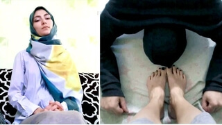 Блядь в платке дала партнеру полизать пальцы ее ног и поцеловать ступни