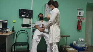 Медсестра остается на ночную смену и принимает в вагину член русского доктора